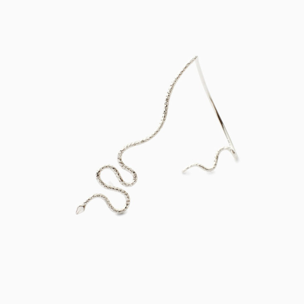 Single Chai Earring in Silver, packshot Sarah Vankaster Handmade Jewelry, serpent Collection