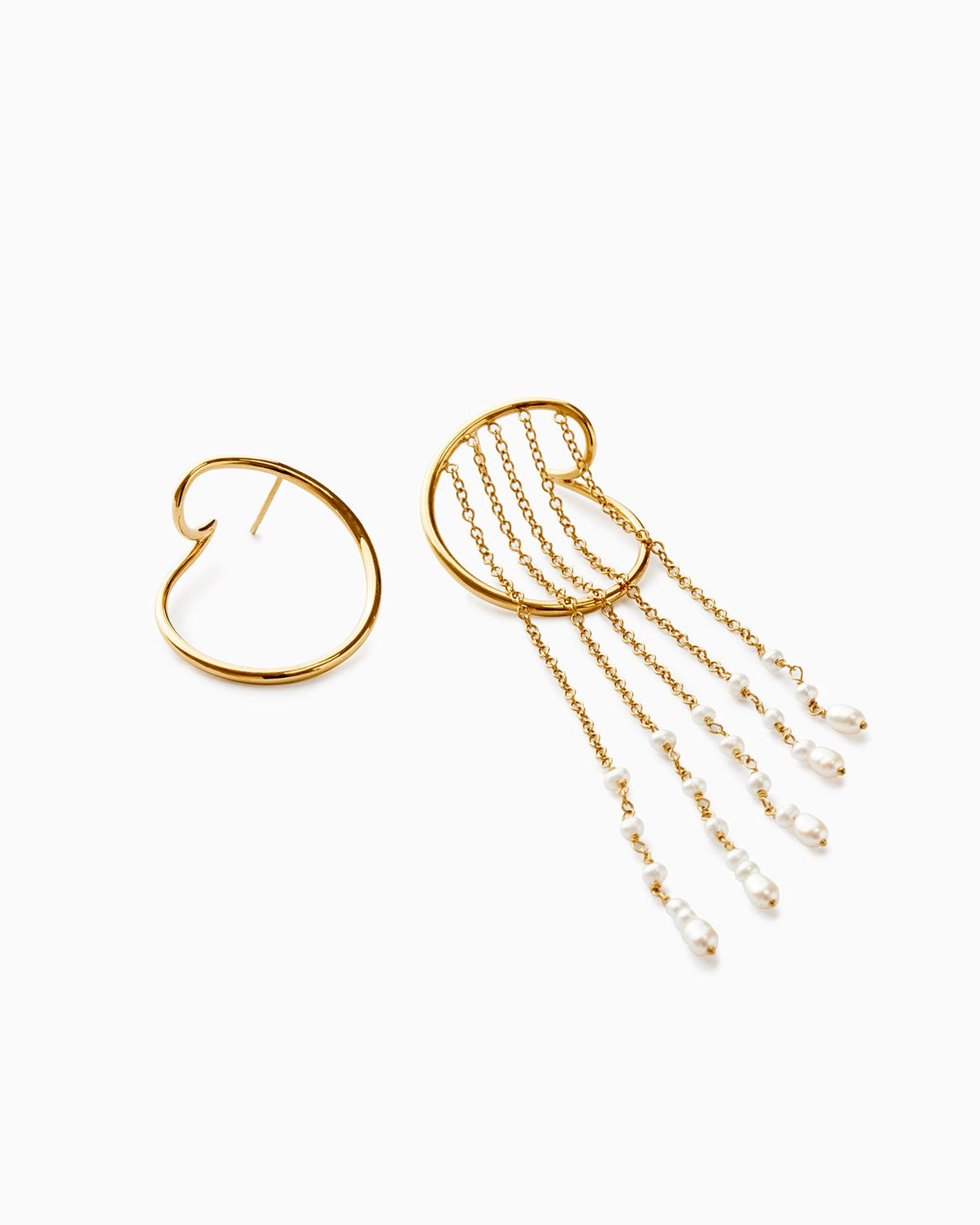Sarah Vankaster Jewelry, Plitvice, longues boucles d'oreilles avec chaines et perles d'eau douce en vermeil. fait à la main