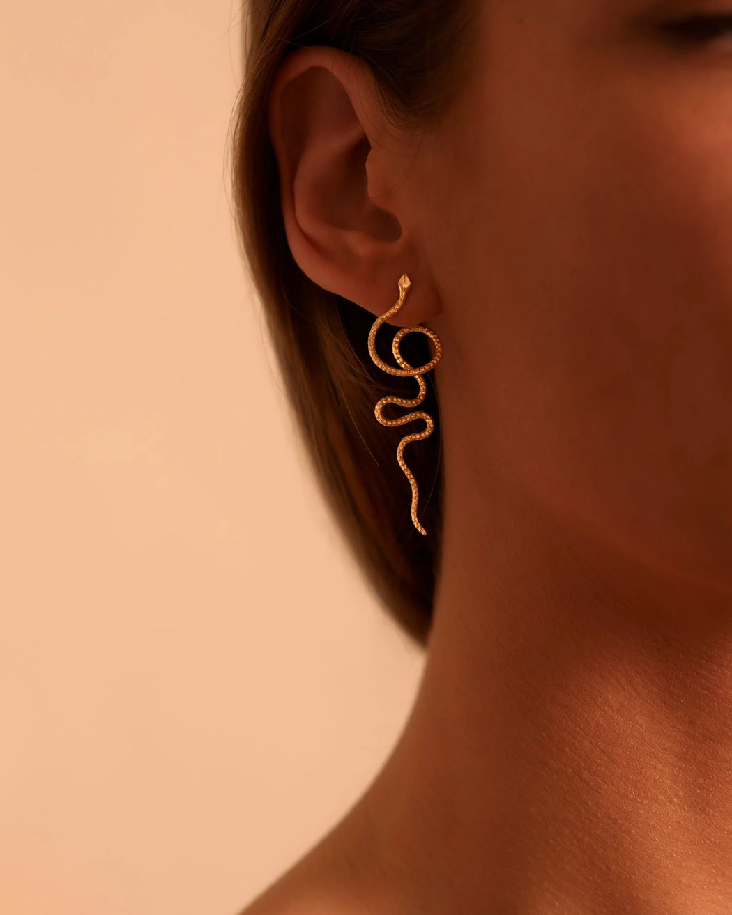 Sarah Vankaster Jewelry boucle d'oreille Ananta unique portée serpent en vermeil faite à la main à Bruxelles