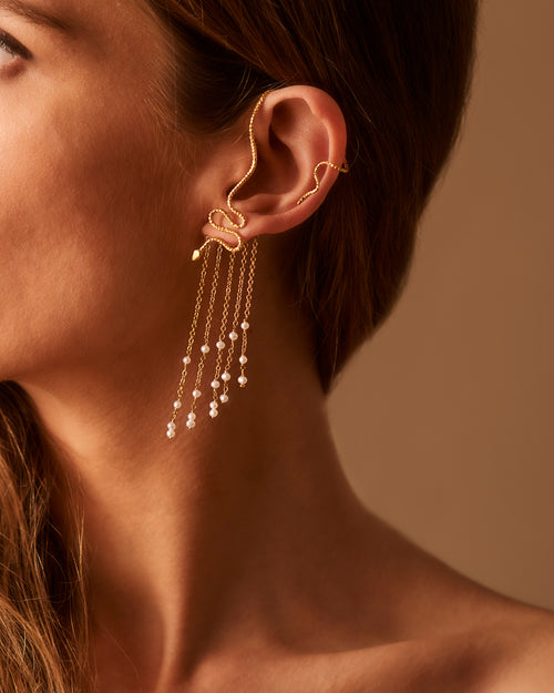 Sarah Vankaster Jewelry boucle d'oreille serpent CHAI avec chaines et perles d'eau douce, portée en vermeil, fait à la main à Bruxelles