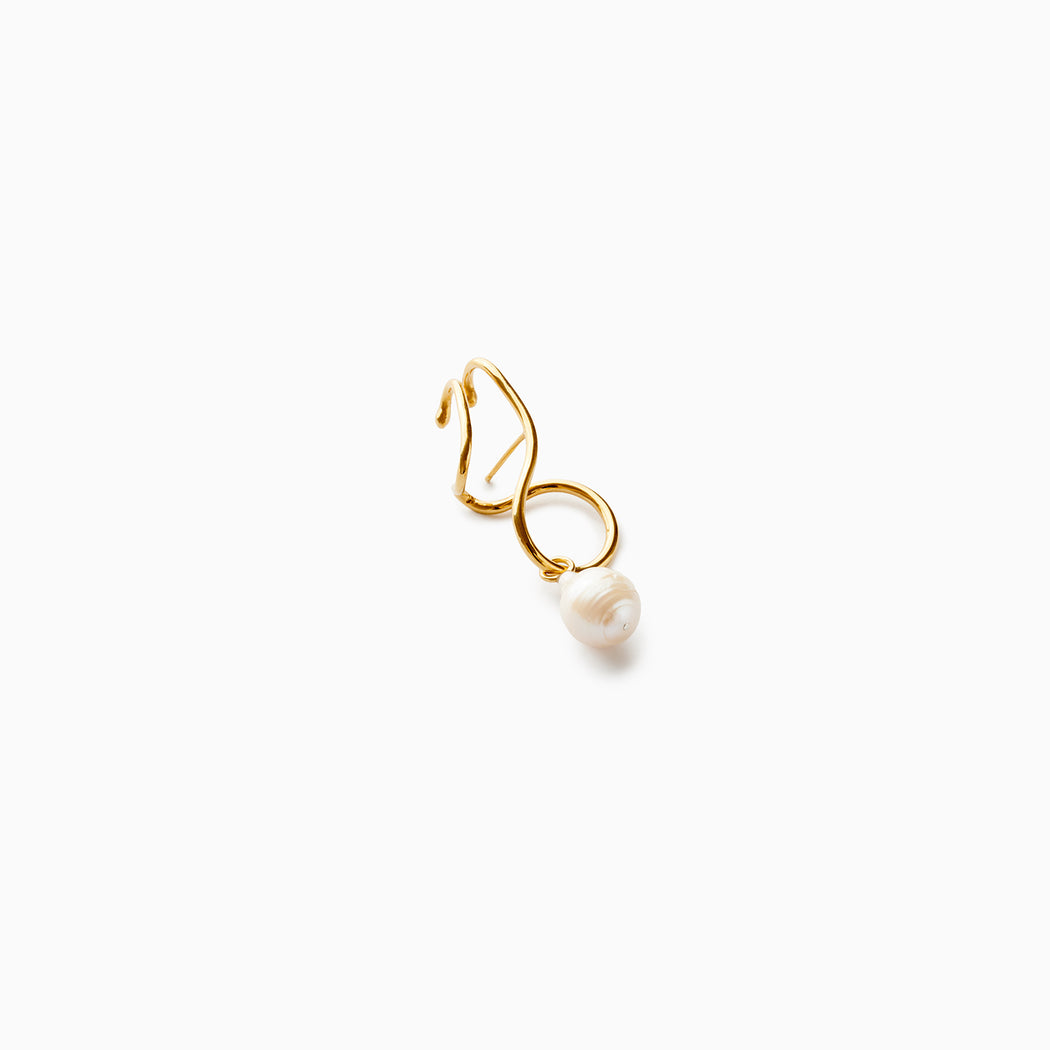 Sarah Vankaster Jewelry, Makara, boucle d'oreille unique avec perle, collection flow, fait à la main