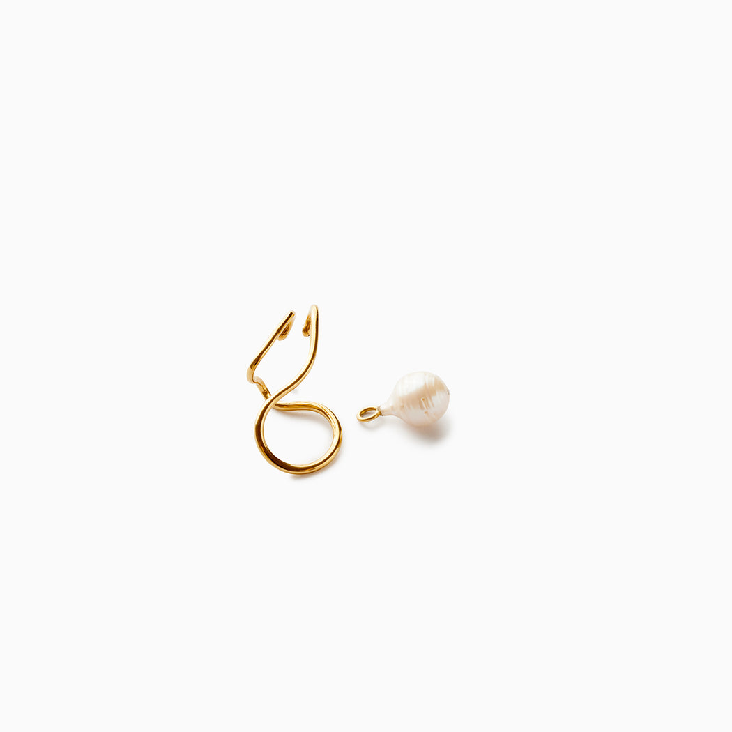 Sarah Vankaster Jewelry, Makara, boucle d'oreille unique avec perle, collection flow, fait à la main