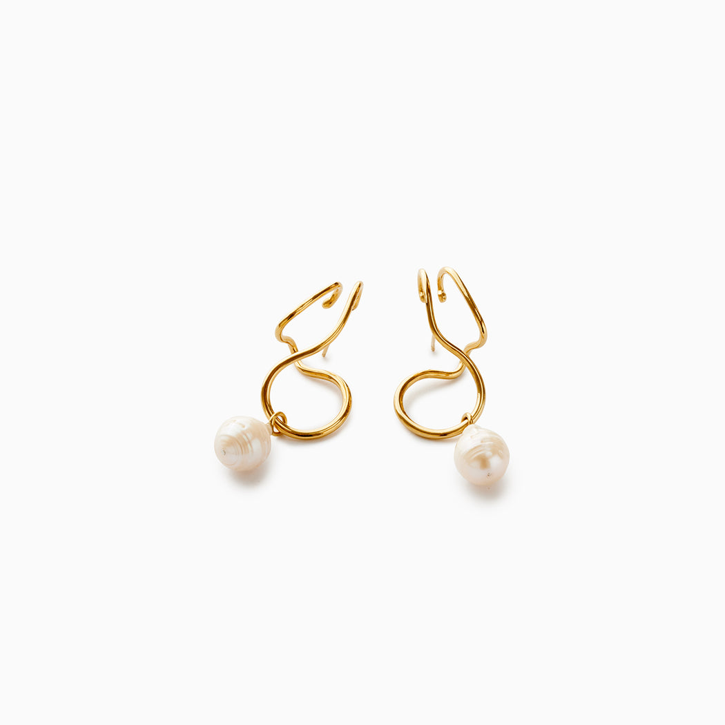 Sarah Vankaster Jewelry, Makara paire de boucles d'oreilles avec perles en vermeil, collection flow, fait à la main
