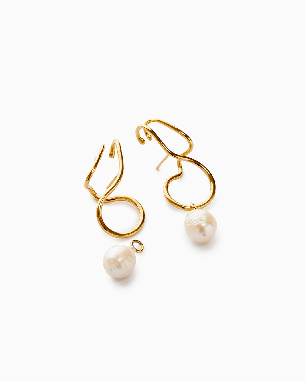 Sarah Vankaster Jewelry, Makara paire de boucles d'oreilles avec perles en vermeil, collection flow, fait à la main