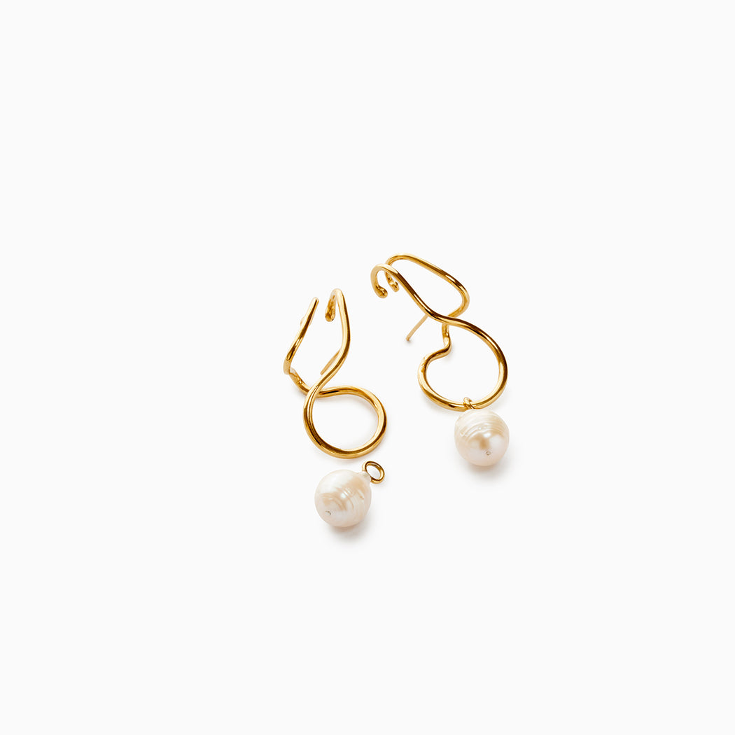 Sarah Vankaster Jewelry, Makara paire de boucles d'oreilles avec perles en vermeil, collection flow, fait à la main