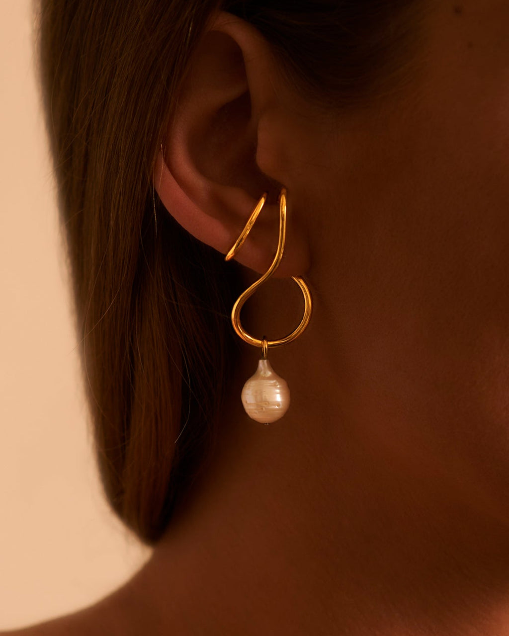 Sarah Vankaster Jewelry, Makara paire de boucles d'oreilles avec perles en vermeil, collection flow, fait à la main