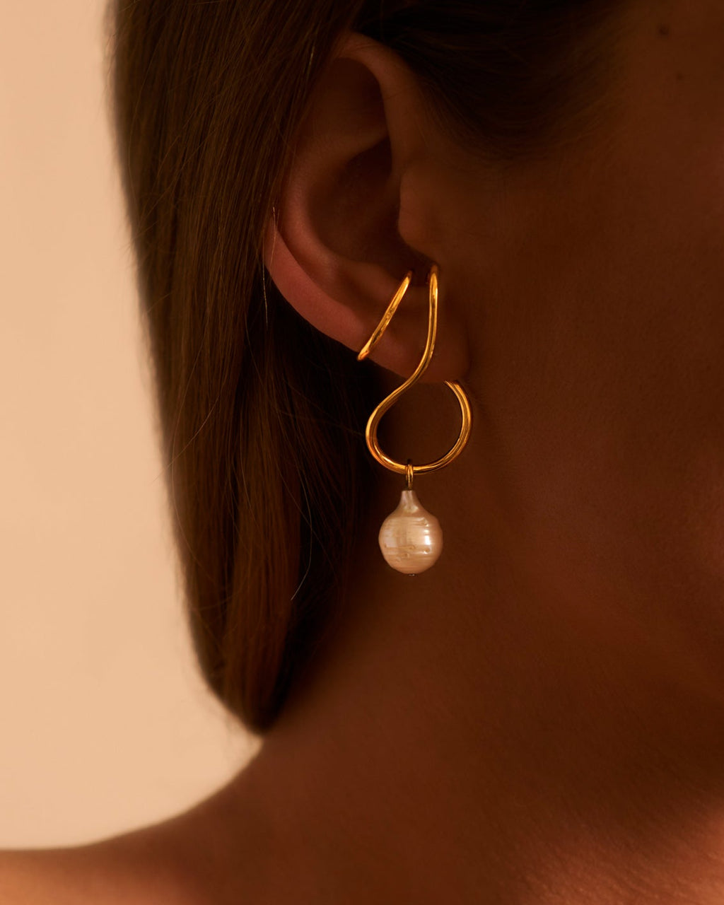 Sarah Vankaster Jewelry, Makara, boucle d'oreille unique avec perle, collection flow, fait à la main