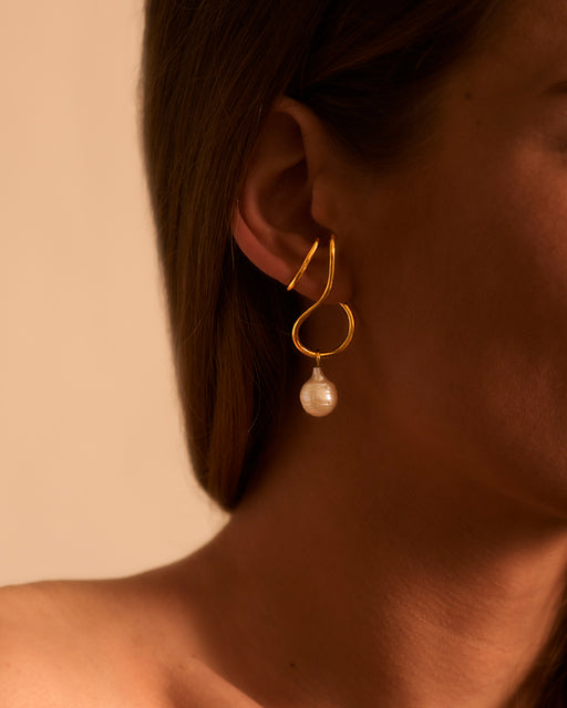 Sarah Vankaster Jewelry, Makara, boucle d'oreille unique avec perle, collection flow, fait à la main