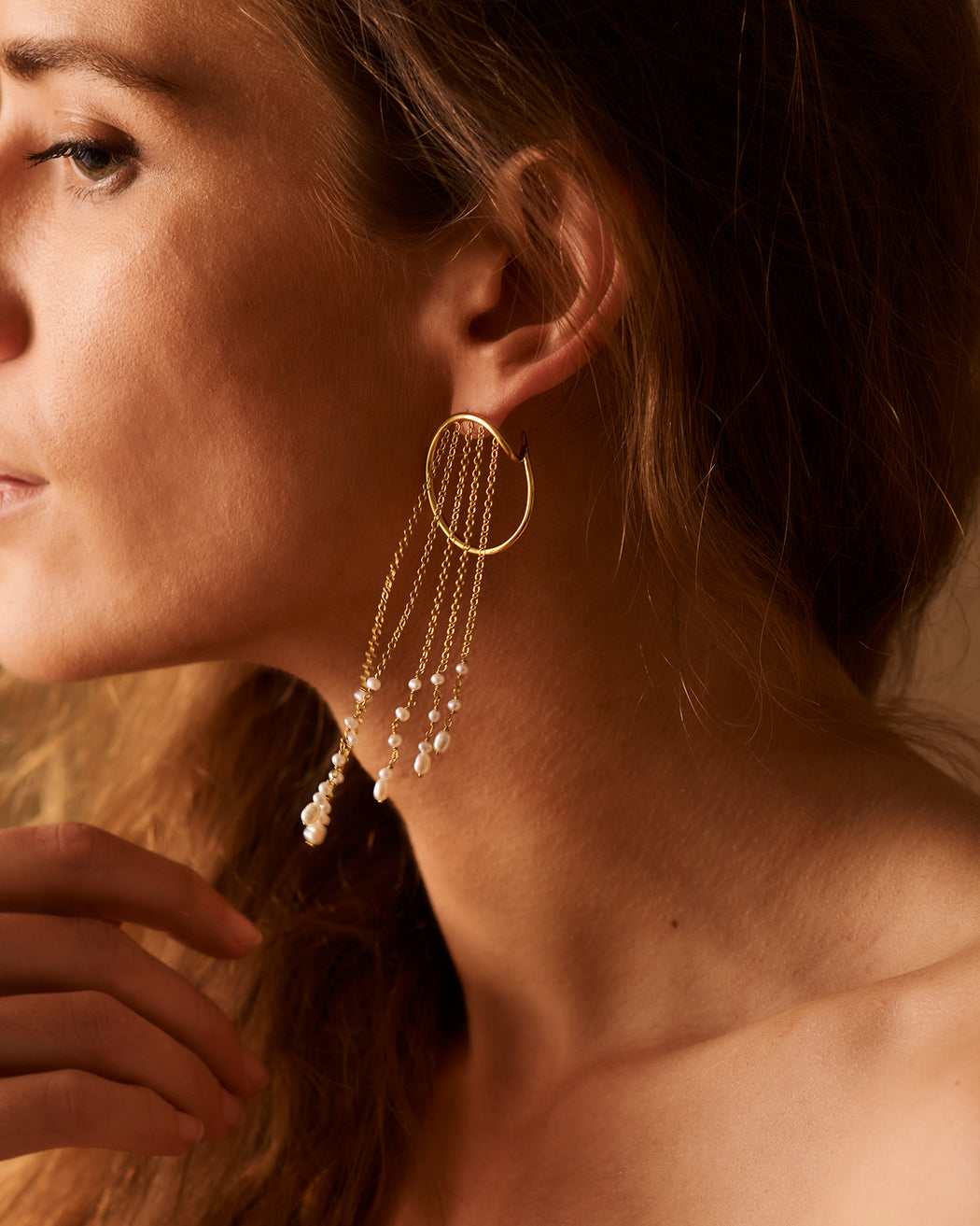 Sarah Vankaster Jewelry, Plitvice, longues boucles d'oreilles avec chaines et perles d'eau douce en vermeil. fait à la main