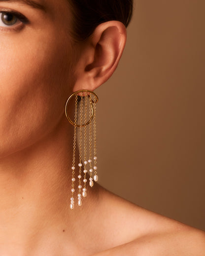 Sarah Vankaster Jewelry, Plitvice, longues boucles d'oreilles avec chaines et perles d'eau douce en vermeil. fait à la main