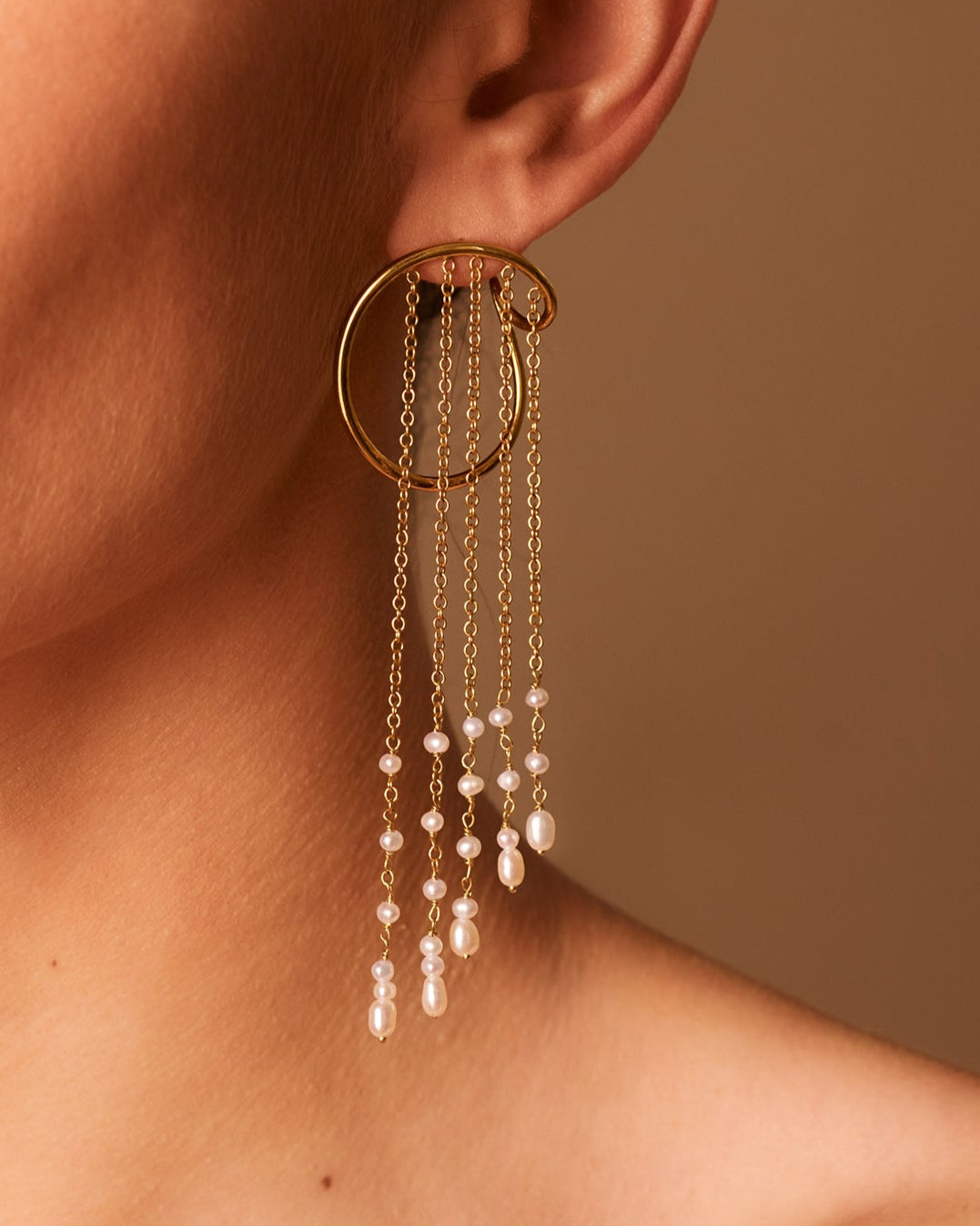 Sarah Vankaster Jewelry, Plitvice, longues boucles d'oreilles avec chaines et perles d'eau douce en vermeil. fait à la main