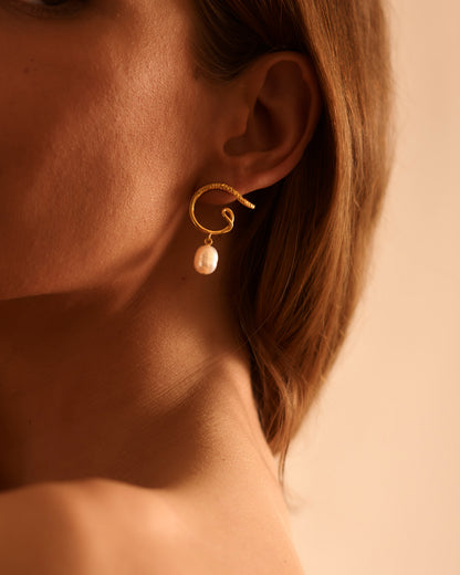 Sarah Vankaster Jewelry, Wata, boucles d'oreilles en vermeil avec perles d'eau douce, fait à la main 